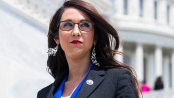 dewa slot 777 Luo Jiuqian meraih pipi Su Ying: Apakah Anda hanya ingin berbicara tentang gadis Miao Jiang?