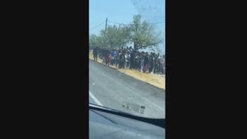 Hundreds of migrants seen wandering on side of road in Texas amid illegal immigration surge