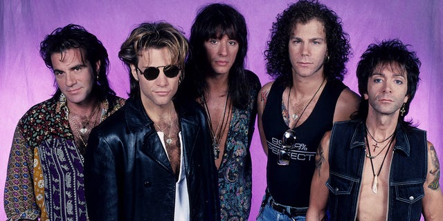Bon Jovi trabalhou com o produtor do Metallica e do Aerosmith, Bob Rock, em seu quinto álbum, Keep the Faith, em 1992. LR.  Tico Torres, Jon Bon Jovi, Richie Sambora, David Bryan e Alec John Essa sessão de fotos de estúdio em agosto de 1992. 
