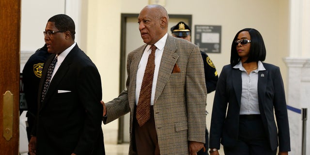 Bill Cosby (C), enters a courtroom for a hearing where his lawyers are expected to renew their battle with prosecutors over whether more than a dozen female accusers can testify at his criminal sexual trial next year, in Norristown, Pennsylvania, December 13, 2016 . REUTERS/DavidMaialetti/Pool