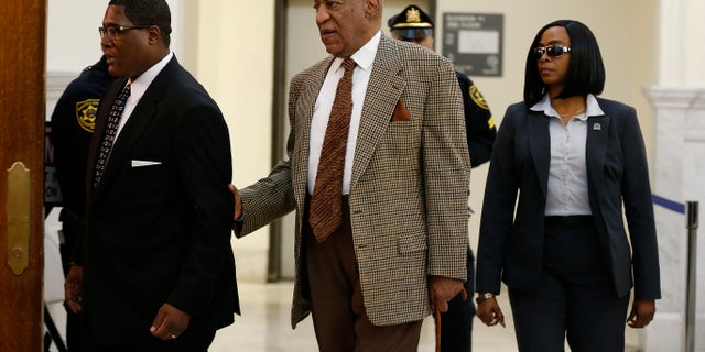 Bill Cosby (C), ingresa a la sala del tribunal para una audiencia en la que se espera que sus abogados renueven su batalla con los fiscales sobre si más de una docena de acusados ​​pueden testificar en su juicio sexual criminal el próximo año, en Norristown, Pensilvania, el 13 de diciembre de 2016 Reuters/David Mailletti/Paul