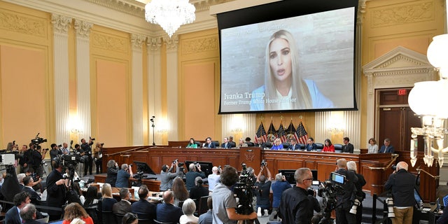 2022年6月9日，众议院特别委员会在美国华盛顿州国会山举行首次公开听证会，揭露为期一年的调查结果时，屏幕上可以看到伊万卡·特朗普的照片。