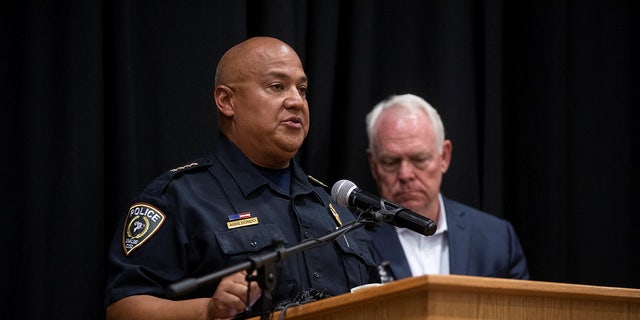 Uvalde Police Chief Pete Arredondo speaks at a press conference following the shooting at Robb Elementary School in Uvalde, 텍사스, 우리., 할 수있다 24, 2022. 