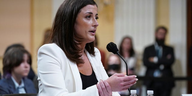 Cassidy Hutchinson, who was an aide to former White House Chief of Staff Mark Meadows during the administration of former U.S. President Donald Trump, demonstrates Trump's actions inside the presidential limousine on January 6 as she testifies during a public hearing of the U.S. House Select Committee to investigate the January 6 Attack on the U.S. Kapitool, op Capitol Hill in Washington, VS, Junie 28, 2022. REUTERS/Kevin Lamarque