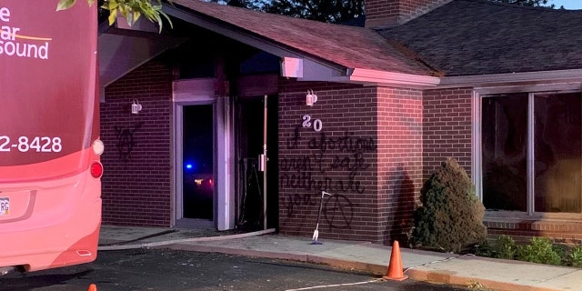 Longmont Public Safety responded to a dispatch call of a fire at Life Choices shortly after 3 오전. 6 월 25, 2022. Officers said the front of the building was vandalized with black spray paint. "If abortion aren't (sic) 안전한, neither are you," reads a spray-painted message near the front entrance.