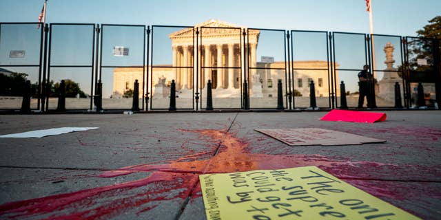The Supreme Court building is barricaded following the Roe v. 웨이드 판결. 