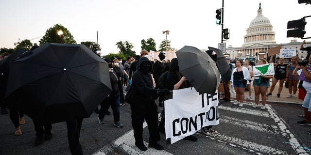 Antifa gathers outside the Supreme Court following the landmark ruling overturning Roe v. 韦德.