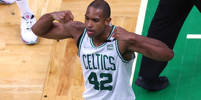 Al Horford #42 of the Boston Celtics celebrates against the Golden State Warriors during the third quarter in Game Six of the 2022 NBA Finals at TD Garden on June 16, 2022 in Boston, 매사추세츠 주.