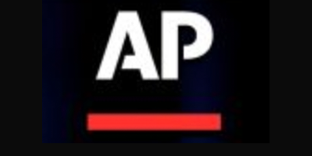 The Associated Press emitió una corrección después de que atribuyó incorrectamente una cita reciente a un locutor de radio fallecido. 