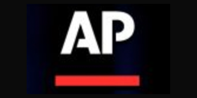 The Associated Press emitió una corrección después de que atribuyó incorrectamente una cita reciente a un locutor de radio fallecido. 