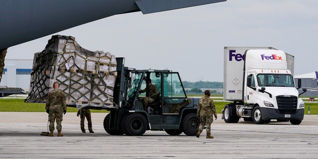 پالت های شیر خشک پس از ورود با هواپیمای نیروی هوایی C-17 در فرودگاه بین المللی ایندیاناپولیس در ایندیاناپولیس، یکشنبه، 22 می 2022، به یک کامیون منتقل می شود. پایگاه در آلمان.