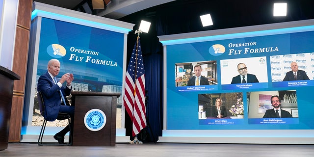 President Joe Biden meets virtually with infant formula manufacturers from the South Court Auditorium on the White House complex in Washington, 星期三, 六月 1, 2022, as his administration works to ease nationwide shortages by importing foreign supplies and using the Defense Production Act to speed domestic production. (美联社照片/苏珊·沃尔什)