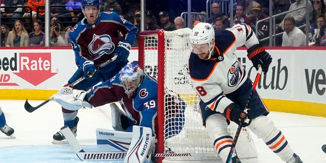 Edmonton Oilers left wing Zach Hyman (18) moves the puck around the net against Colorado Avalanche goaltender Pavel Francouz (39) during the first period in Game 2 of the NHL hockey Stanley Cup playoffs Western Conference finals Thursday, giugno 2, 2022, a Denver.