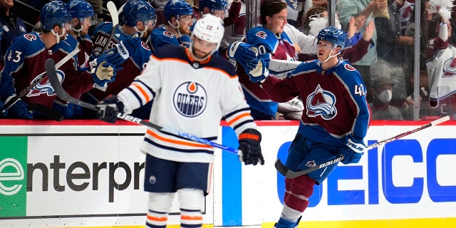 Colorado Avalanche defenseman Josh Manson (42) is congratulated for his goal against the Edmonton Oilers during the second period in Game 2 of the NHL hockey Stanley Cup playoffs Western Conference finals Thursday, giugno 2, 2022, a Denver.