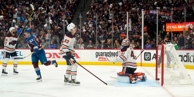 Colorado Avalanche left wing Artturi Lehkonen (62) celebrates a goal against Edmonton Oilers goaltender Mike Smith (41) during the second period in Game 2 of the NHL hockey Stanley Cup playoffs Western Conference finals Thursday, giugno 2, 2022, a Denver.