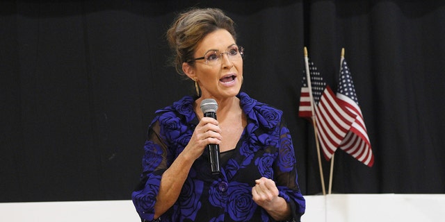 Alaska'daki tek ABD Meclisi koltuğunu arayan bir Cumhuriyetçi olan Sarah Palin, 2 Haziran 2022 Perşembe günü Alaska, Anchorage'da destekçilerine hitap ediyor.