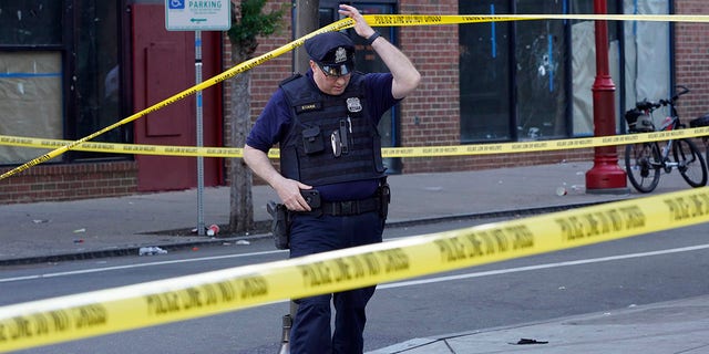Les enquêteurs de la police de Philadelphie travaillent sur les lieux d'une fusillade mortelle dans la nuit sur South Street à Philadelphie, le dimanche 5 juin 2022. 