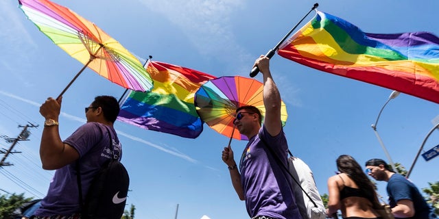 La gente participa en el Desfile del Orgullo Gay inaugural de WeHo en West Hollywood, California, el domingo 5 de junio de 2022. 