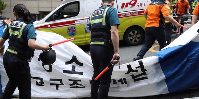 Ketvirtadienį, 2022 m. birželio 9 d., Pietų Korėjos policijos pareigūnai ir ugniagesiai apžiūri gaisro vietą Tegu mieste, Pietų Korėjoje. Ketvirtadienį per gaisrą, kuris išplito į biurų pastatą Tegu mieste, Pietų Korėjoje, žuvo keli žmonės, o dešimtys buvo sužeisti.  Miestas, vietos ugniagesiai ir policija pranešė.  (Park Si Jin / Yonhap per The Associated Press)