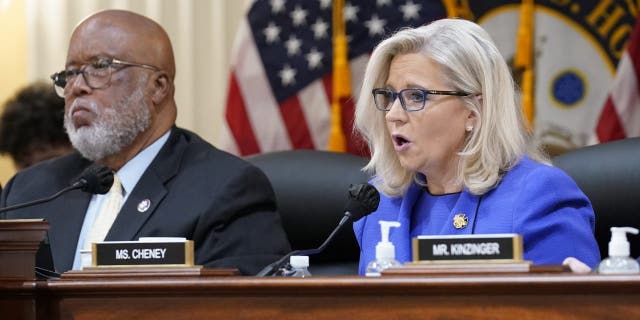 Wiceprzewodnicząca Liz Cheney, R-Wyo., powiedział przewodniczący komisji Rep.  Penny Thompson, D-Miss., po lewej, wygłasza swoje uwagi wstępne, gdy komisja komisyjna badająca atak na Kapitol zajmuje pierwsze stanowisko.  9 czerwca 2022 r. w Kapitolu w Waszyngtonie na przesłuchanie publiczne w celu ujawnienia ustaleń rocznego śledztwa.