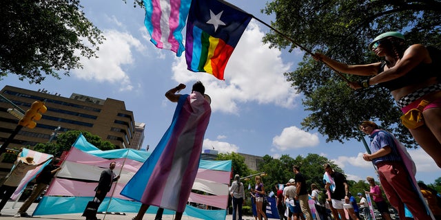 Göstericiler, 20 Mayıs 2021'de Austin, Teksas'ta Teksas Senatosu ve Teksas Meclisi'nde ele alınan transseksüellerle ilgili yasa tasarılarına karşı konuşmak için Eyalet Meclis Binası'nın adımlarında toplanıyor.