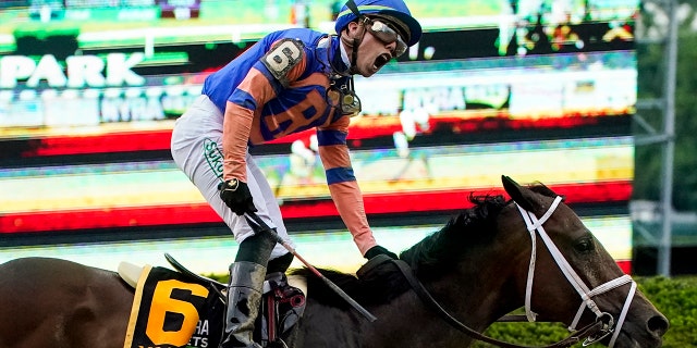 Jokkie Irad Ortiz Jr. celebrates after Mo Donegal (6) won the 154th running of the Belmont Stakes horse race, Saterdag, Junie 11, 2022, at Belmont Park in Elmont, N.Y..