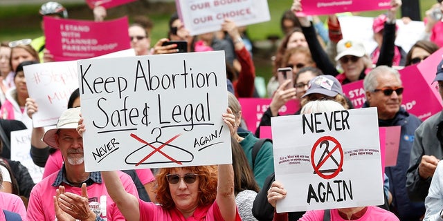 Mayıs 2019'da Kaliforniya, Sacramento'da kürtaj hakları mitingi.  Eyalet Senatosu, eyalet anayasasında kürtaj ve doğum kontrol yöntemlerini koruyacak bir değişiklik önerisini onayladı.