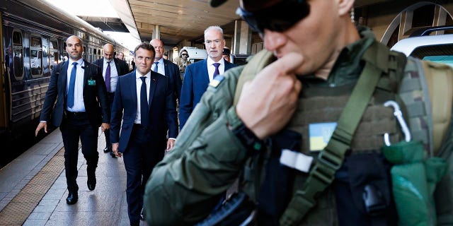 Ukraine: Leaders of France, Germany, Italy and Poland are ready to meet with Zelenskyy in Kiev as airstrikes sirens go off French President Emmanuel Macron, center, is escorted as he arrives at Kiev train station, Thursday, June 16, 2022.