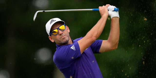 Sergio García de España golpea en el hoyo 11 durante la segunda ronda del torneo de golf US Open en The Country Club el 17 de junio de 2022 en Brookline, Massachusetts. 