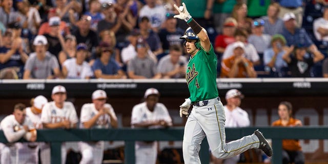 Notre Dame' Carter Putz (4) scores against Texas during the ninth inning of an NCAA College World Series baseball game Friday, 六月 17, 2022, in Omaha, Neb. 