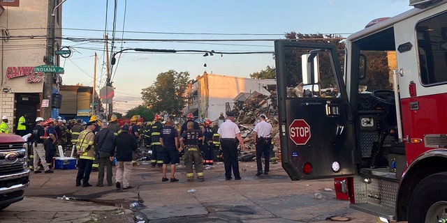 En esta foto proporcionada por el Departamento de Bomberos de Filadelfia, el personal de emergencia responde a la escena de un edificio que se incendió y luego se derrumbó la madrugada del sábado 18 de junio de 2022 en Filadelfia.  (Departamento de Bomberos de Filadelfia vía AP)