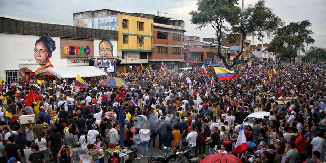 Tarihsel Pakt koalisyonunun başkan adayı Gustavo Petro'nun destekçileri, 19 Haziran 2022 Pazar günü Kolombiya'nın Cali kentinde yapılan ikinci tur cumhurbaşkanlığı seçimini kazandıktan sonra kutlama yapıyor. (AP Photo/Andres Quintero)