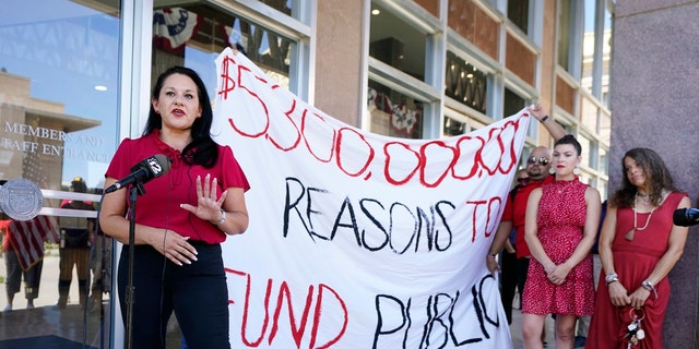 Arizona Eğitim Derneği başkan yardımcısı Marisol Garcia, 18 Milyar dolarlık harcama planından bahsetti.