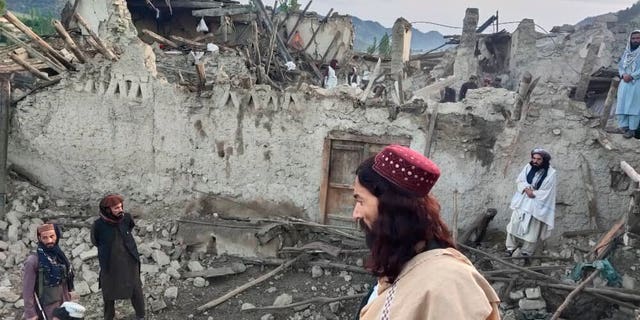 Auf diesem Foto, das von der staatlichen Nachrichtenagentur Bakhtar veröffentlicht wurde, betrachten Afghanen die Verwüstung, die am Mittwoch, den 22. Juni 2022, in der ostafghanischen Provinz Paktika durch ein Erdbeben verursacht wurde.