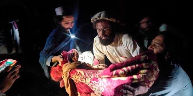 في هذه الصورة التي نشرتها وكالة أنباء بختار الحكومية ، يجلي أفغان جرحى زلزالا ضرب إقليم بكتيكا شرقي أفغانستان ، الأربعاء 22 يونيو / حزيران 2022.
