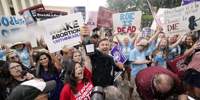 Pro-life advocates celebrate, 金曜日, 六月 24, 2022, outside the Supreme Court in Washington. 最高裁判所は、ほぼ実施されていた中絶に対する憲法上の保護を終了しました 50 年, 裁判所の画期的な中絶事件を覆すという保守的な過半数による決定.