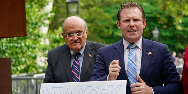 Andrew Giuliani, 对, a Republican candidate for Governor of New York, is joined by his father, former New York City mayor Rudy Giuliani, during a news conference, 六月 7, 2022, in New York  City (美联社照片/ Mary Altaffer, 文件)