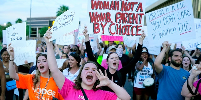 Los manifestantes gritan mientras se unen a miles que marchan alrededor del Capitolio de Arizona después de la decisión de la Corte Suprema de anular la histórica decisión de aborto Roe v. Wade el viernes 24 de junio de 2022 en Phoenix. 