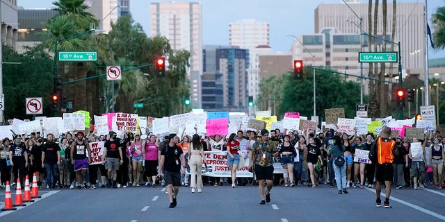 هزاران معترض پس از تصمیم دادگاه عالی برای لغو تصمیم مهم سقط جنین Roe v. Wade در روز جمعه، 24 ژوئن 2022، در فونیکس، در اطراف ساختمان کنگره آریزونا راهپیمایی کردند.  (AP Photo/Ross D. Franklin)