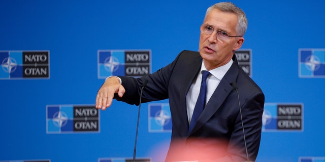 Le secrétaire général de l'OTAN, Jens Stoltenberg, prend la parole lors d'une conférence de presse avant un sommet de l'OTAN à Bruxelles.  (AP Photo/Olivier Matthys)