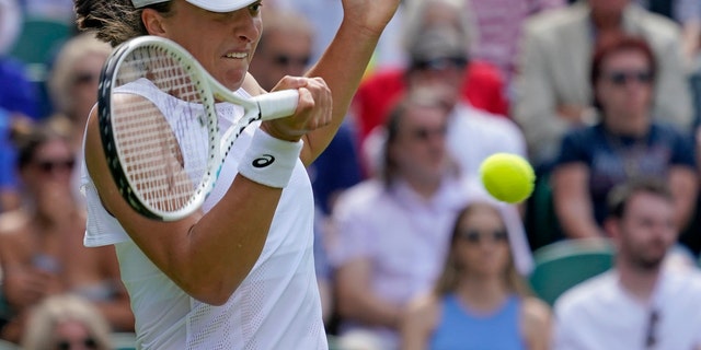 Iga Świątek z Polski powraca do Jany Fetta z Chorwacji w singlu kobiet na Wimbledon Tennis Championships w Londynie 28 czerwca 2022 roku. 