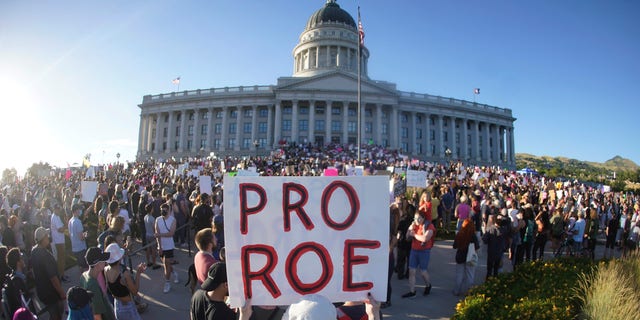 People attend an abortion-rights protest at the Utah State Capitol in Salt Lake City after the Supreme Court overturned Roe v. 韦德, 星期五, 六月 24, 2022