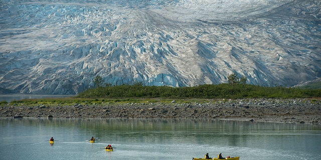 People kayaking with Reid Glacier in background at Glacier Bay National Park in Alaska, に 2012.