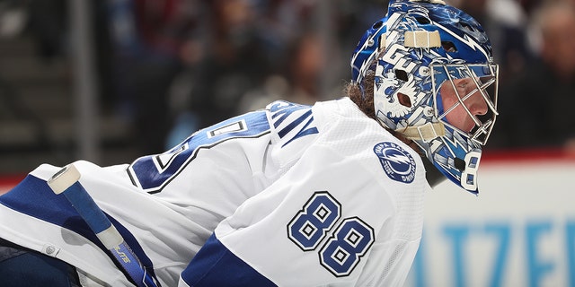 Goaltender Andrei Vasilevskiy #88 of the Tampa Bay Lightning stands ready against the Colorado Avalanche at Ball Arena on February 10, 2022 デンバーで, コロラド. The Avalanche defeated the Lightning 3-2.