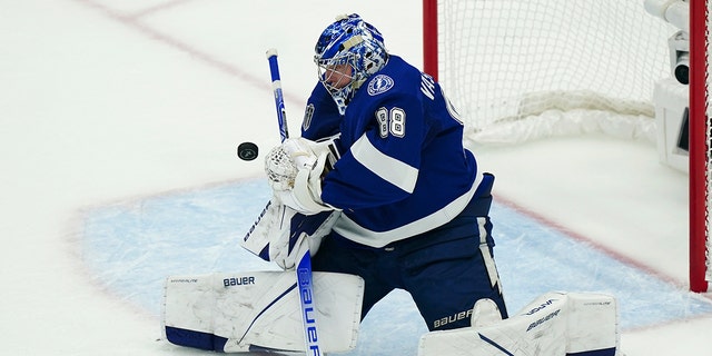 Tampa Bay Lightning goaltender Andrei Vasilevskiy blocks a shot during the first period of Game 4 of the NHL hockey Stanley Cup Finals against the Colorado Avalanche on Wednesday, 六月 22, 2022, タンパで, フラ. 