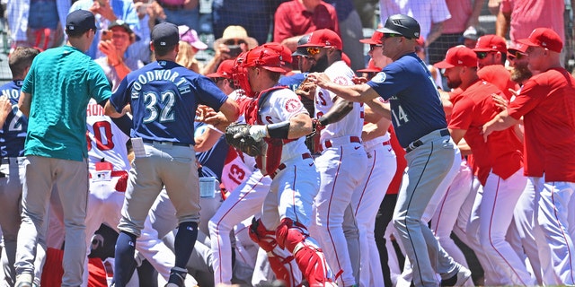 Jun 26, 2022; Anaheim, California, Stati Uniti d'America;  The Los Angeles Angels and Seattle Mariners cleared the benched during a brawl in the second inning at Angel Stadium.
