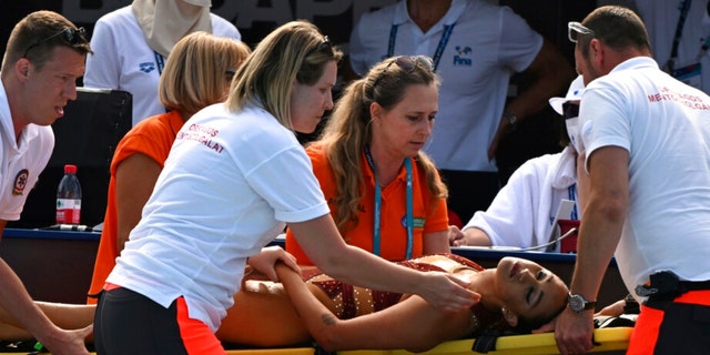 Anita Alvarez des États-Unis est prise sur une civière depuis la piscine après s'être effondrée lors de la finale libre en solo de la natation artistique aux 19e Championnats du monde FINA à Budapest, Hongrie, le mercredi 22 juin 2022. 