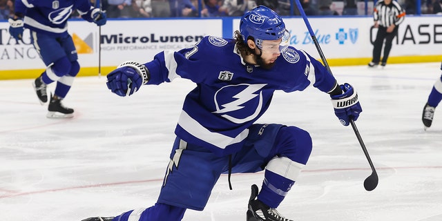Anthony Cirelli #71 of the Tampa Bay Lightning celebrates a goal against the Colorado Avalanche during the first period in Game Four of the 2022 Stanley Cup Final at Amalie Arena on June 22, 2022 在坦帕, 佛罗里达.
