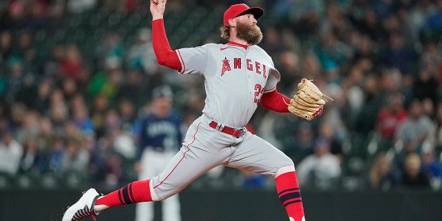Los Angeles Angels closing pitcher Archie Bradley throws against the Seattle Mariners during the ninth inning of the second baseball game of a doubleheader, sábado, junio 18, 2022, en Seattle. The Angels won 3-0.