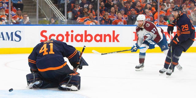 L'ala sinistra di Colorado Avalanche JT Compher (37) segna sul portiere degli Edmonton Oilers Mike Smith (41) mentre Leon Draisaitl (29) difende durante il terzo periodo di gara 3 delle finali della Western Conference dei playoff della NHL hockey Stanley Cup, sabato 4 giugno 2022 , a Edmonton, Alberta. (Jason Franson/The Canadian Press tramite AP)